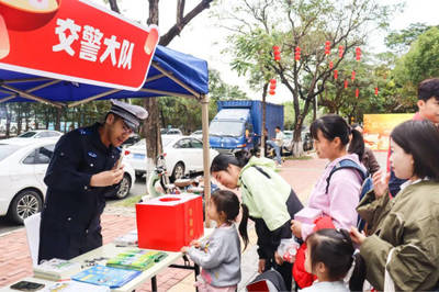 松山湖北部千人同庆元宵，纺织品遮篷下的欢乐时光