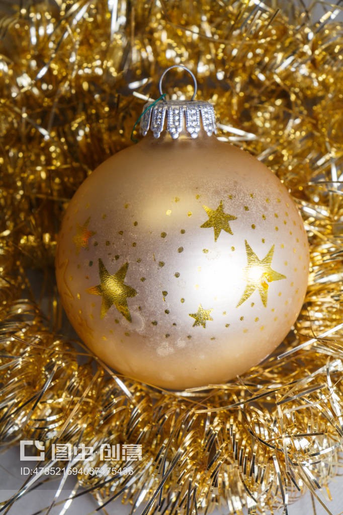 金色圣诞球与金属丝 点亮节日的璀璨小饰物